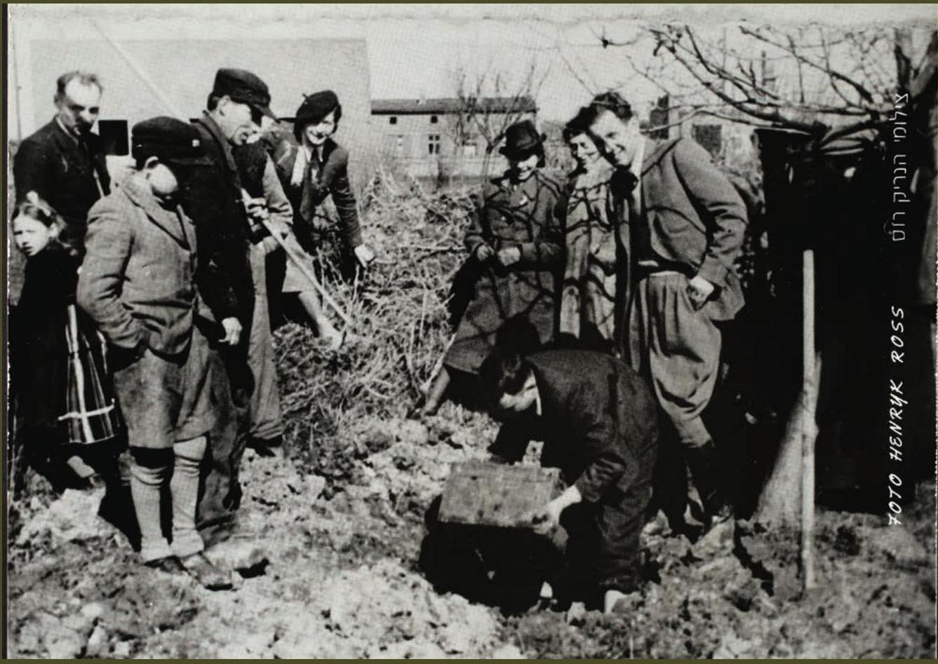 PDF) Memory Unearthed: The Lodz Ghetto Photographs of Henryk Ross, image size:1337x947